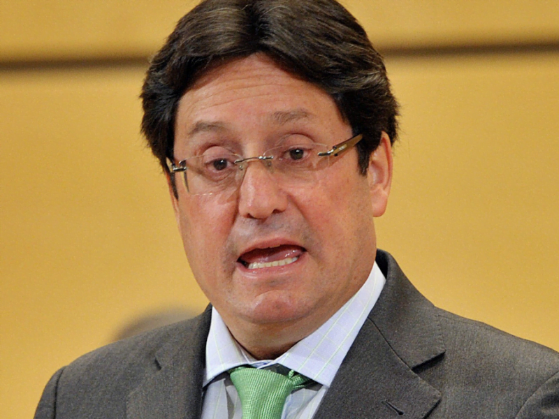 comentarios de pacho santos en entrevista generan polemica web 17