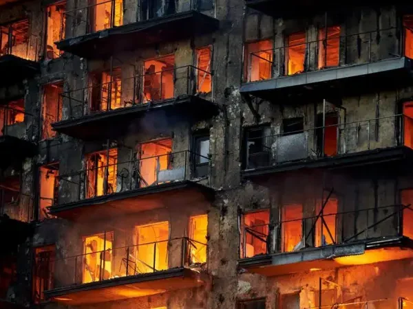 Incendio en Valencia consume edificio de 14 plantas dejando al menos 10 víctimas