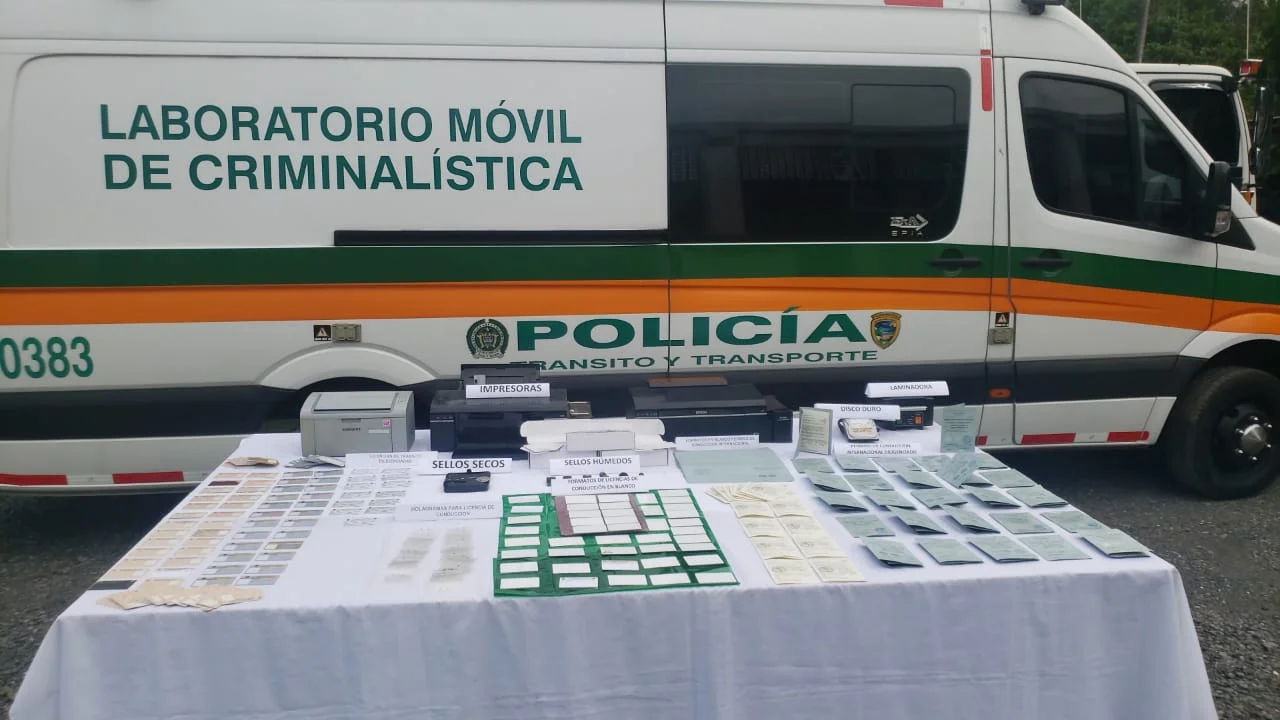 capturados 11 presuntos falsificadores de licencias de conduccion image