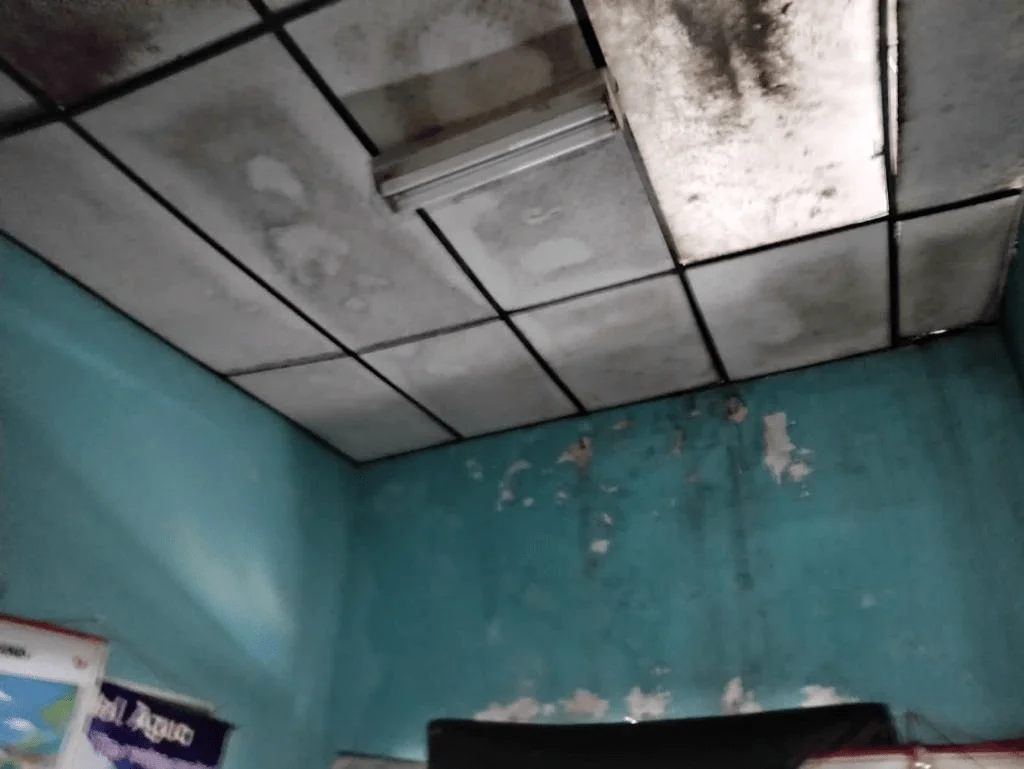 colegios con techos paredes pisos y alcantarillas destruidas y condiciones sanitarias peligrosas image 2