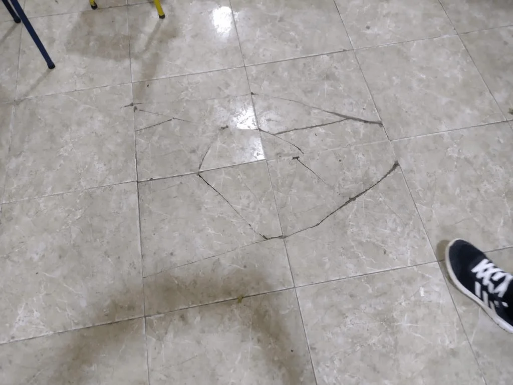 colegios con techos paredes pisos y alcantarillas destruidas y condiciones sanitarias peligrosas image 4