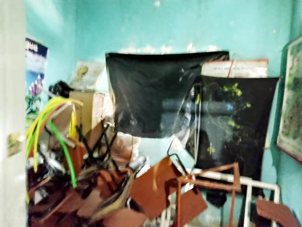 colegios con techos paredes pisos y alcantarillas destruidas y condiciones sanitarias peligrosas image 5