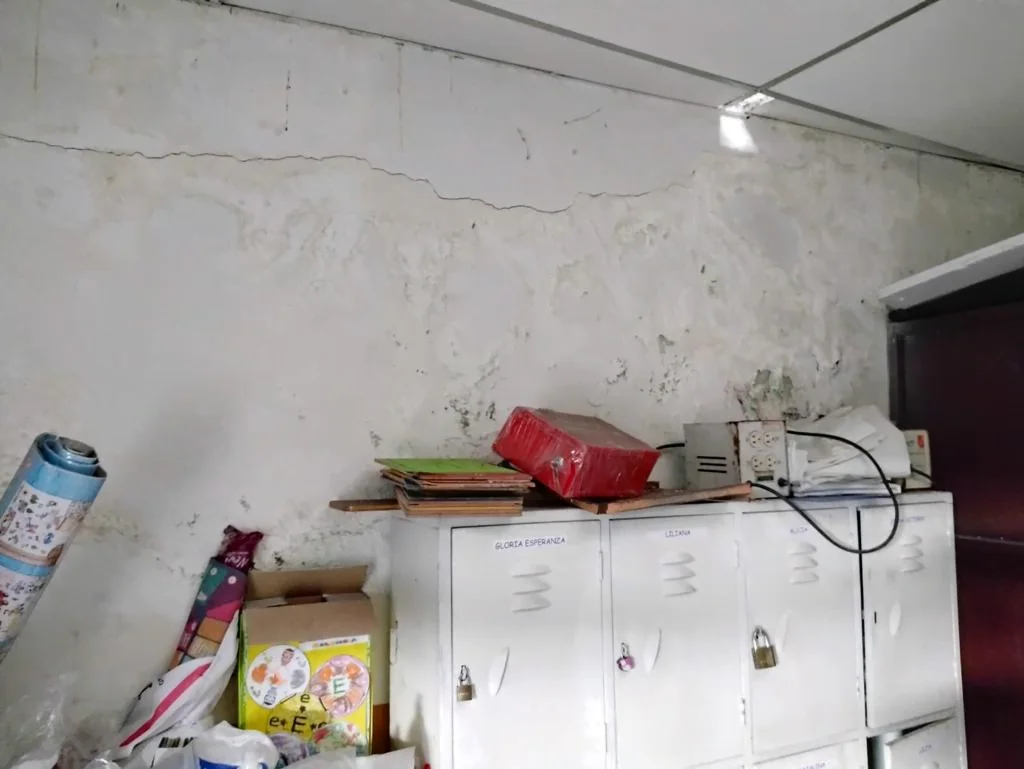 colegios con techos paredes pisos y alcantarillas destruidas y condiciones sanitarias peligrosas image 8