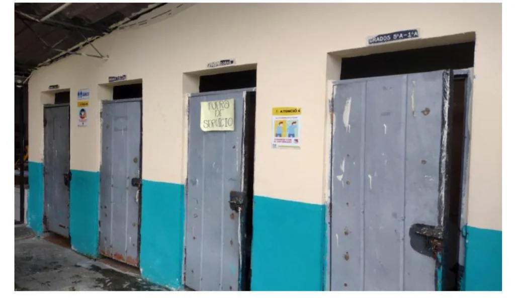 colegios con techos paredes pisos y alcantarillas destruidas y condiciones sanitarias peligrosas image