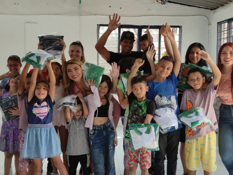 gestora social maria irma norena cumple su promesa a los ninos del futuro bajo y galicia con la entrega de uniformes escolares web 49