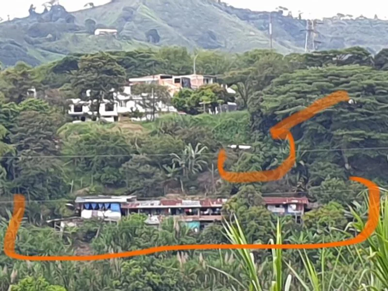 invasores construyen casas sobre ladera del rio en el campestre image 2
