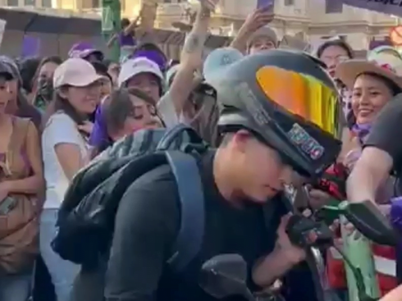 marcha feminista en mexico termino en enfrentamiento con un motociclista web 5