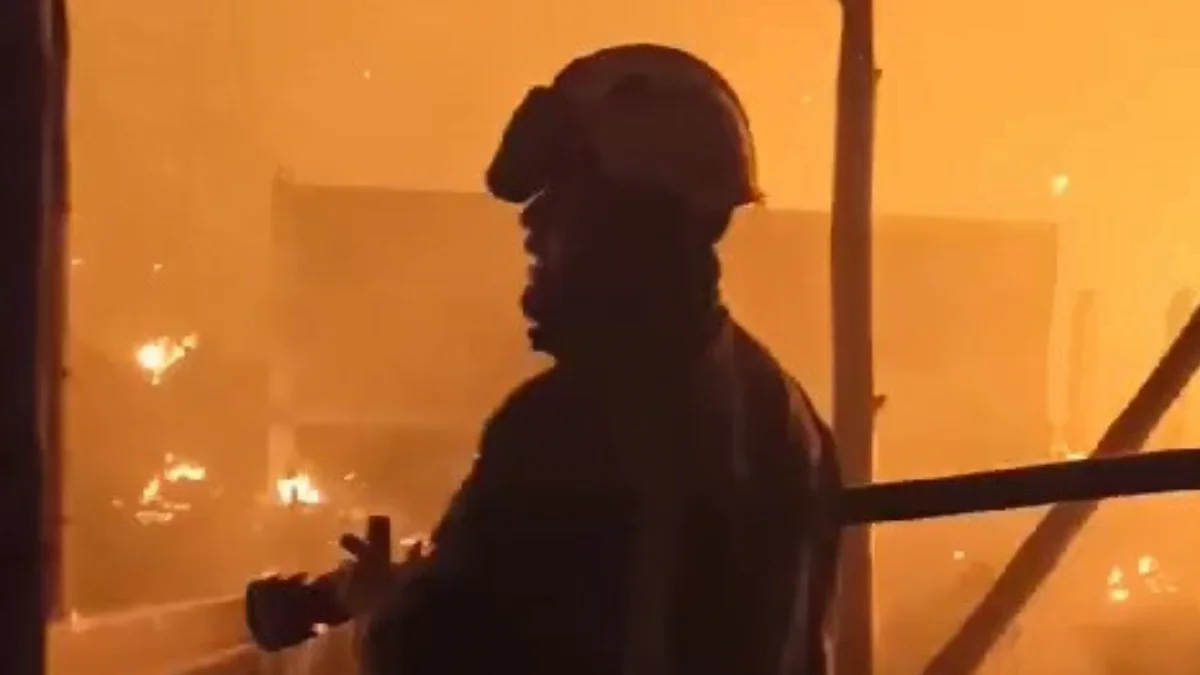voraz incendio consumio cerca de 100 viviendas en el barrio futuro bajo web 41
