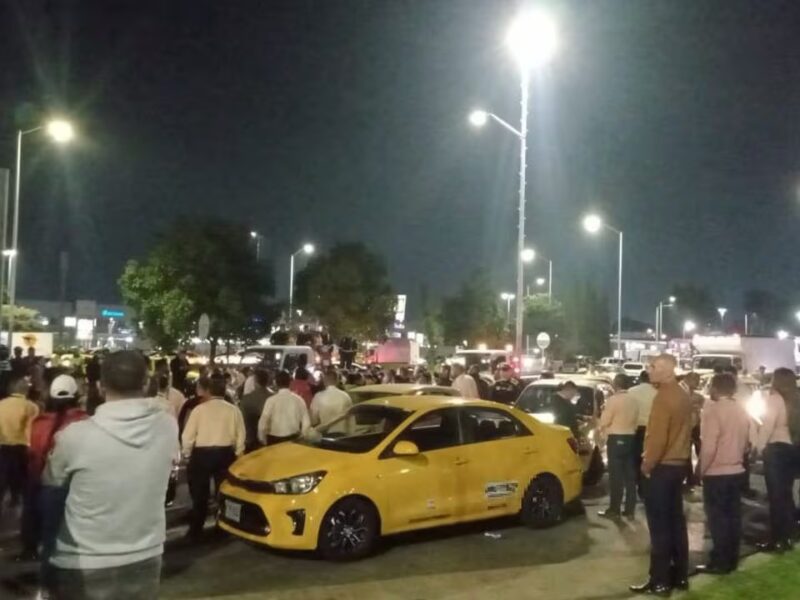 Batalla campal entre taxistas y conductores de aplicaciones en el Aeropuerto El Dorado