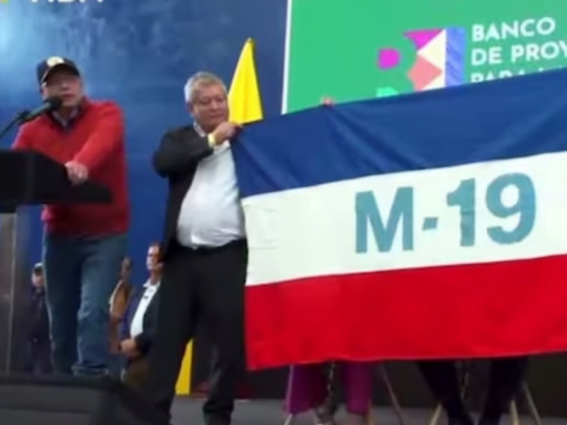 Petro ordenó ondear  la bandera del M19 en evento público