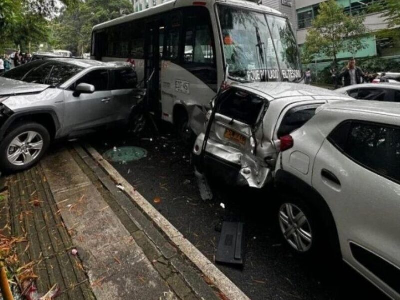 impactante choque multiple en medellin impactante choque multiple en medellin web 2024 05 22t125344.607