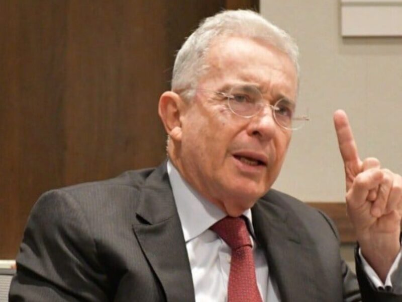 Álvaro Uribe pide a la Corte Suprema ratificar fallo que lo dejó en libertad