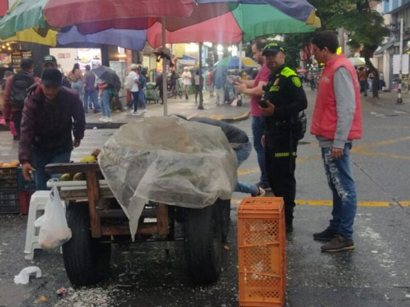 operativos a vendedores ambulantes de alimentos demuestran que estan cumpliendo los protocolos de salubridad copia de web