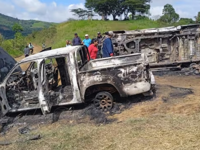 vehiculos de la policia y del ejercito fueron incinerados por la comunidad en un asonada en buenos aires cauca web 2024 06 21t121727.048
