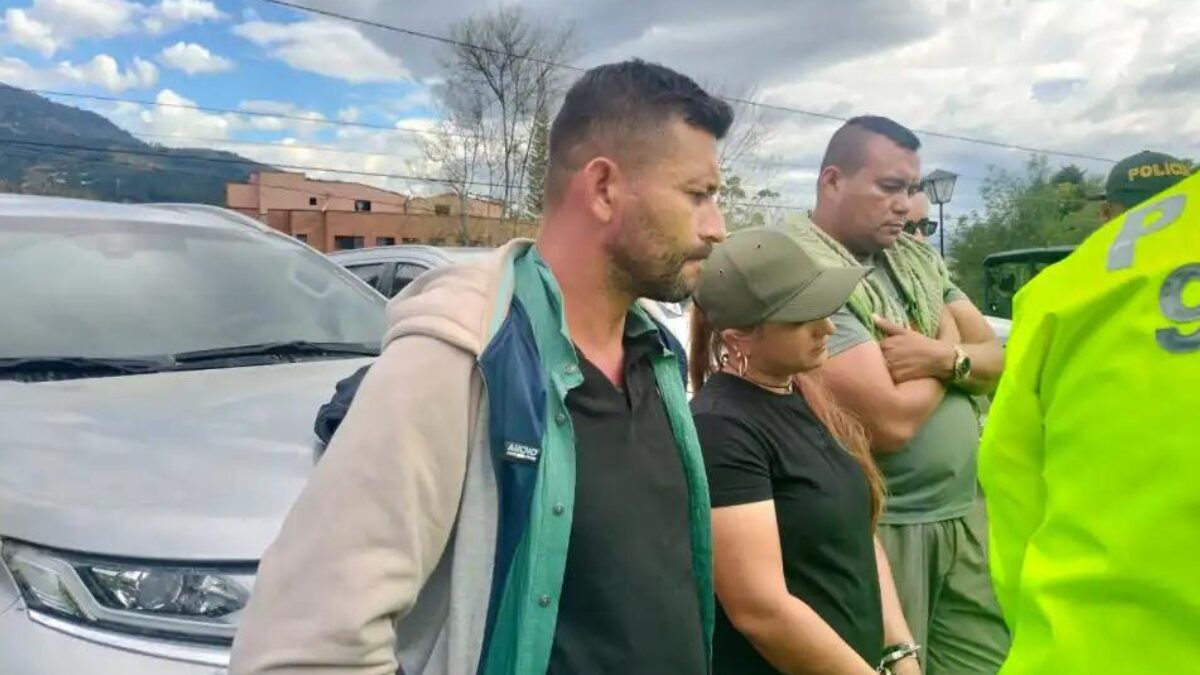 capturan a alias erika y alias firu cabecillas de las farc que eran transportados en carros de la unp capturan a alias erika y alias firu cabecillas de las farc que eran transportados en carros de la