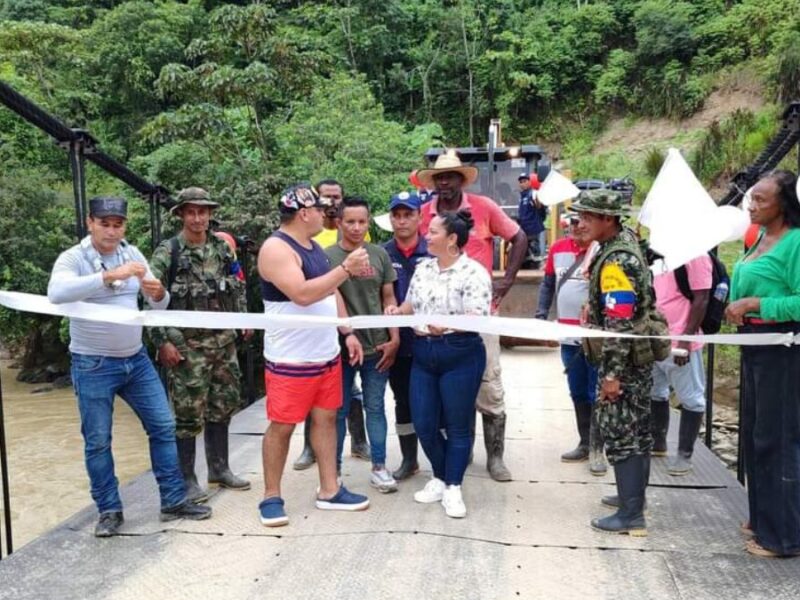 Disidencias de las FARC inauguran puente vehicular en Cauca y cobran peaje para utilizarlo 