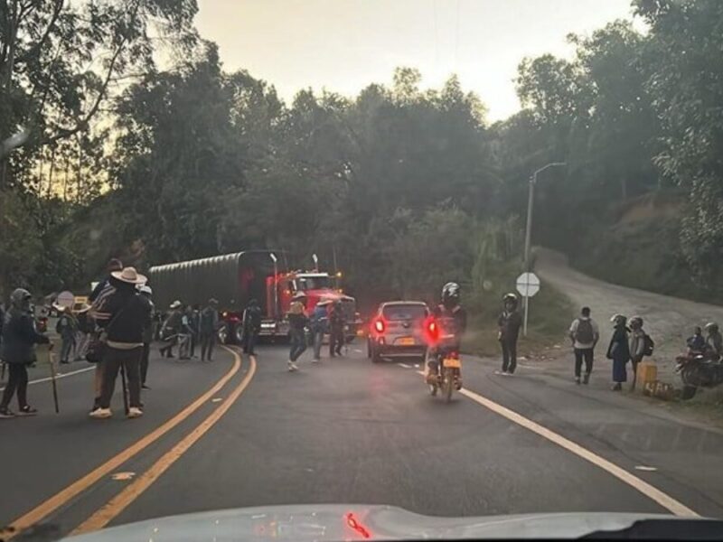 indigenas bloquean la via panamericana entre popayan y cali indigenas bloquean la via panamericana entre popayan y cali web 20240730 095640 0000