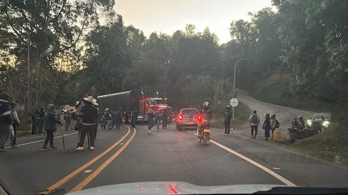 indigenas bloquean la via panamericana entre popayan y cali indigenas bloquean la via panamericana entre popayan y cali web 20240730 095640 0000