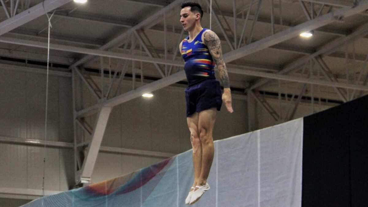 angel hernandez le entrega el primer diploma olimpico a colombia en la modalidad de gimnasia en trampolin angel hernandez le entrega el primer diploma olimpico a colombia en la modalidad de gimnasia e