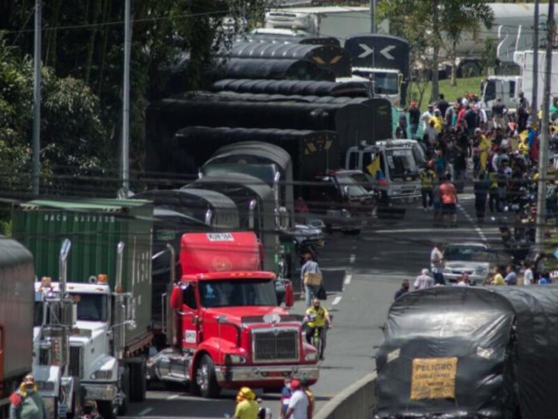 continua el paro de transportadores taxistas conductores de aplicaciones y moteros se suman a las protestas continua el paro de transportadores taxistas conductores de aplicaciones y moteros se suman
