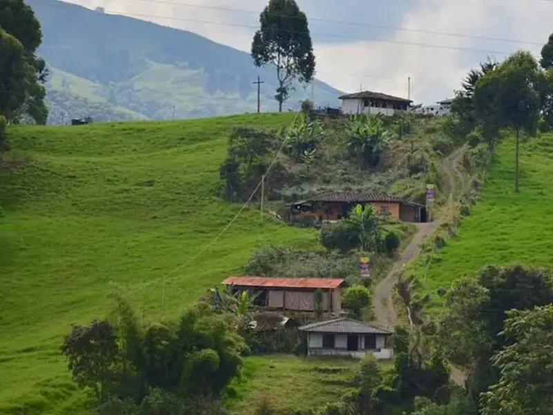 el equipo de obras publicas mejora las vias rurales de santa rosa de cabal copia de web 61