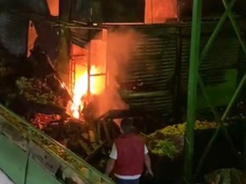 Incendio en Plaza Impala de Pereira afecta 20 locales y suspende operaciones