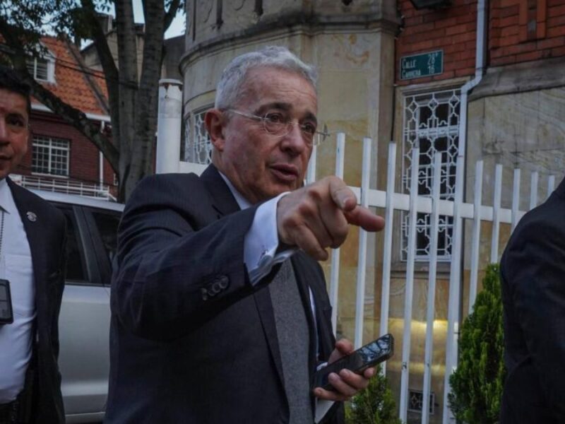 Álvaro Uribe protagonizó un intenso enfrentamiento con la juez encargada de su caso y decidió abandonar la audiencia, alegando falta de garantías en el proceso