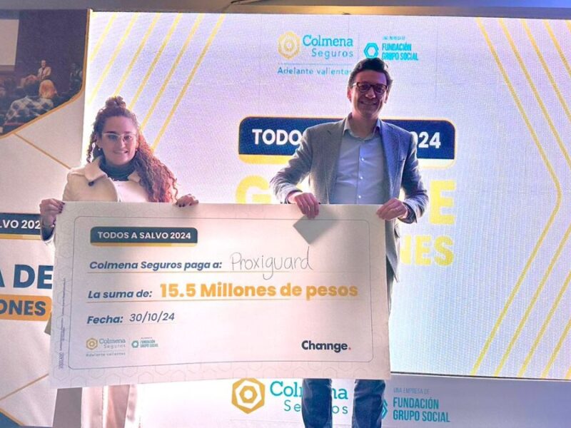 Andrés Mendoza, presidente de Colmena Seguros y María del Carmen Henao recibiendo el premio del primer puesto por su propuesta Proxiguard