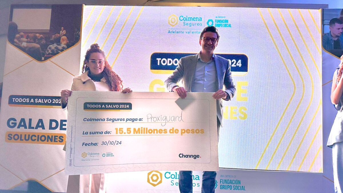 andres mendoza presidente de colmena seguros y maria del carmen henao recibiendo el premio del primer puesto por su propuesta proxiguard andres mendoza presidente de colmena seguros y maria del carmen