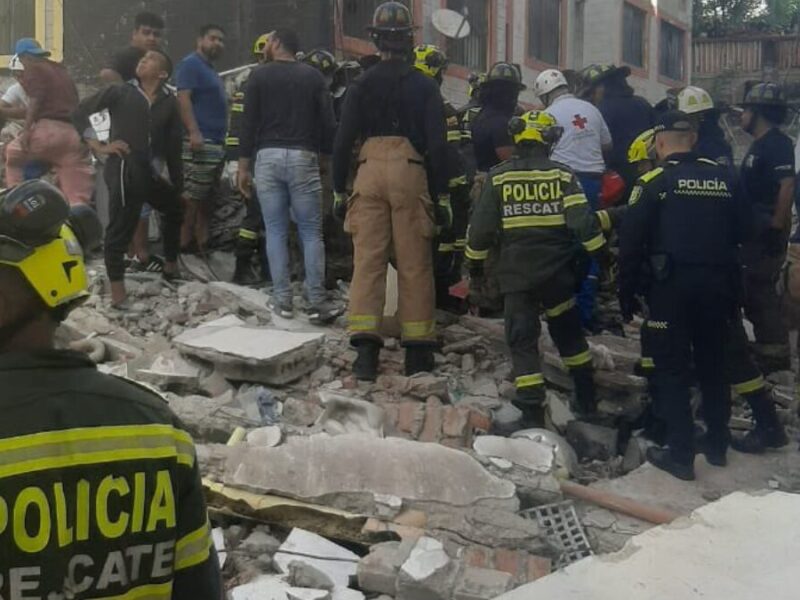 Continúan las labores de remoción de escombros en Barranquilla: colapso de edificio deja una víctima fatal y cuatro niños rescatados