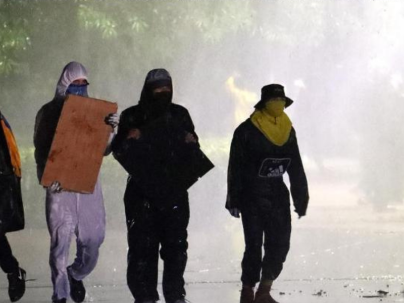 Comunidad universitaria expulsa a encapuchados durante evento en la Universidad Nacional