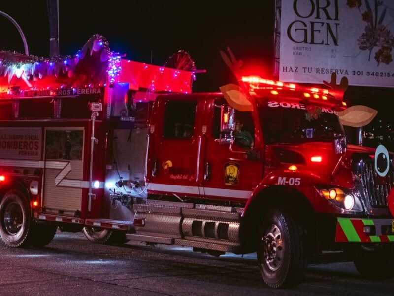 con el camion convertido en su trineo y papa noel a bordo el cuerpo oficial de bomberos de pereira regalo una navidad inolvidable a los ninos y ninas de la comuna el jardin copia de web 59