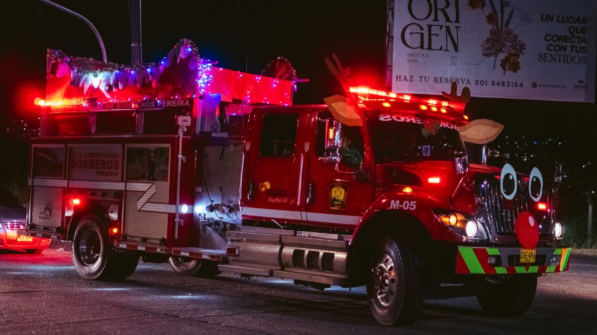 con el camion convertido en su trineo y papa noel a bordo el cuerpo oficial de bomberos de pereira regalo una navidad inolvidable a los ninos y ninas de la comuna el jardin copia de web 59