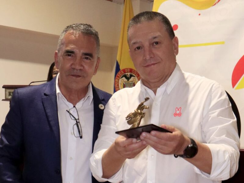 El director de la CARDER fue reconocido en los Premios Ágora Cívica 2024 ante el Concejo de Pereira