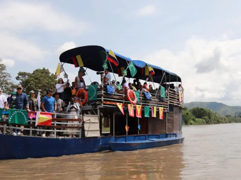 El director de la CARDER recorrió el río Cauca en busca de apoyar la realización del Malecón de La Virginia