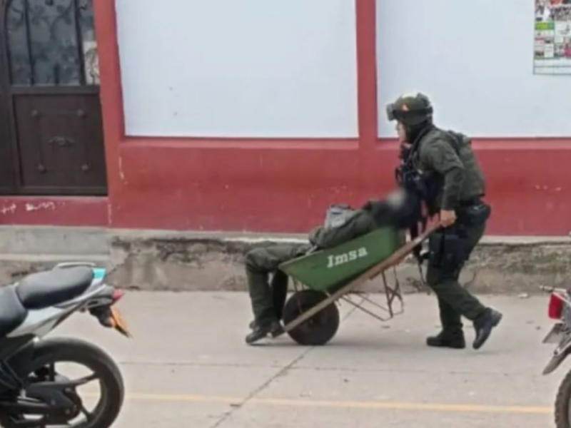 evacuado en carretilla tras dsp4ro de francotirador comandante de policia pierde la vida en teorama web 20241210 161033 0000