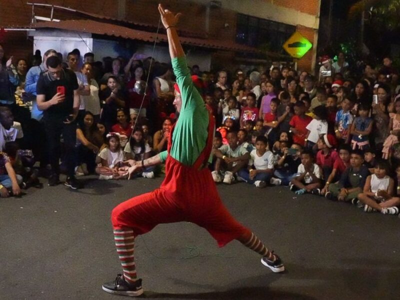 hasta la comuna san nicolas llegaron 5 carrozas navidenas para la novena de aguinaldos copia de web 39