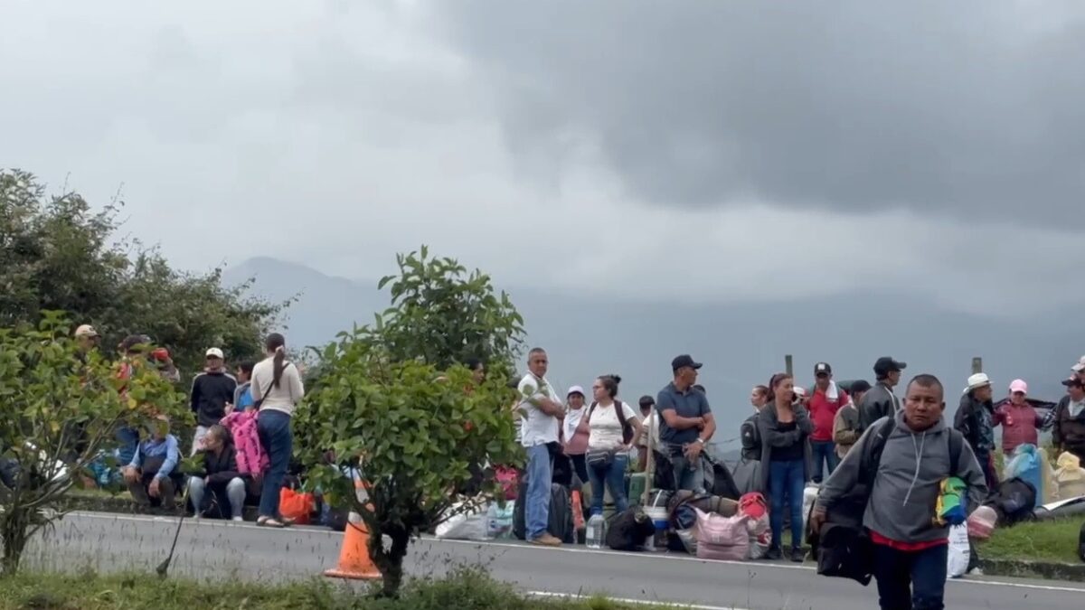 mas de 300 personas ocupan la posada alemana predio del excapo carlos lehder mas de 300 personas ocupan la posada alemana predio del excapo carlos lehder web 56