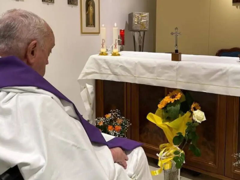 el papa francisco reaparece en una imagen tras un mes de hospitalizacion web 99