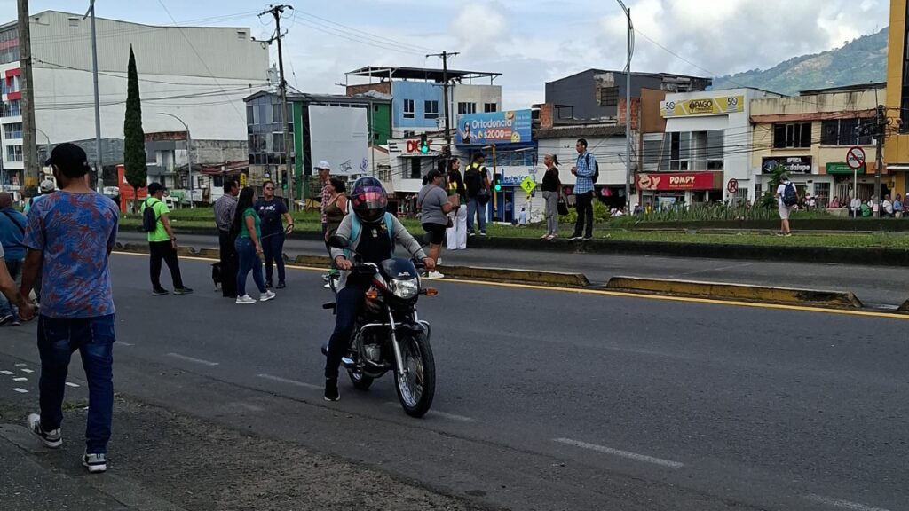 pacientes bloquean via en dosquebradas ante demoras en entrega de medicamentos copia de web 2025 04 10t122142.135
