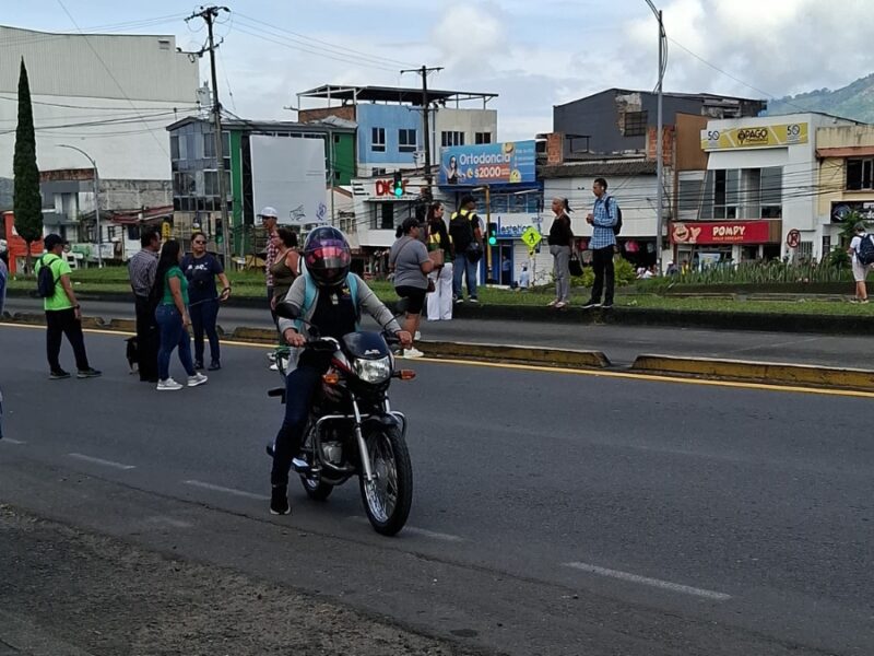 pacientes bloquean via en dosquebradas ante demoras en entrega de medicamentos copia de web 2025 04 10t122142.135