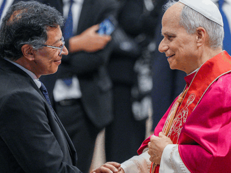 Gustavo Petro invita al papa León XIV a visitar Colombia durante su audiencia en el Vaticano