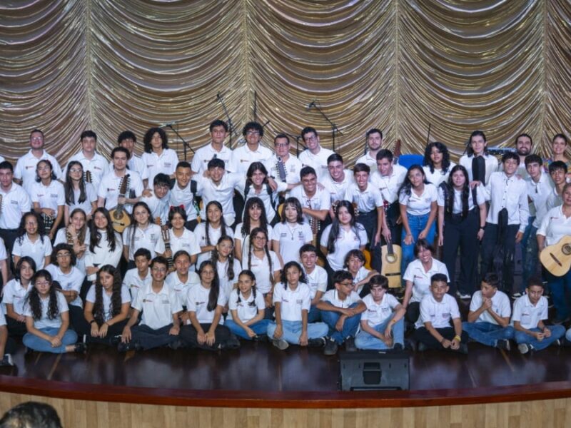 La muestra de la escuela de formación de cuerdas pulsadas en el Teatro Santiago Londoño de Pereira, se vivió con talento y emoción
