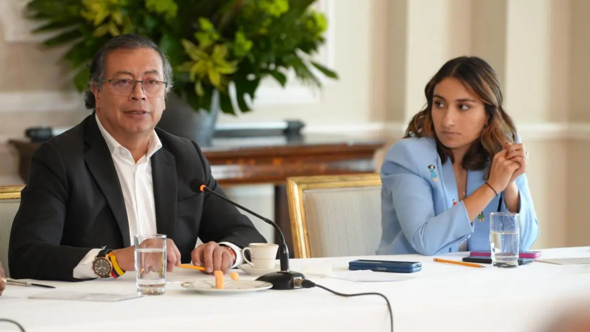 no va a seguir thomas greg sons petro desautoriza a laura sarabia por pasaportes en colombia web 79