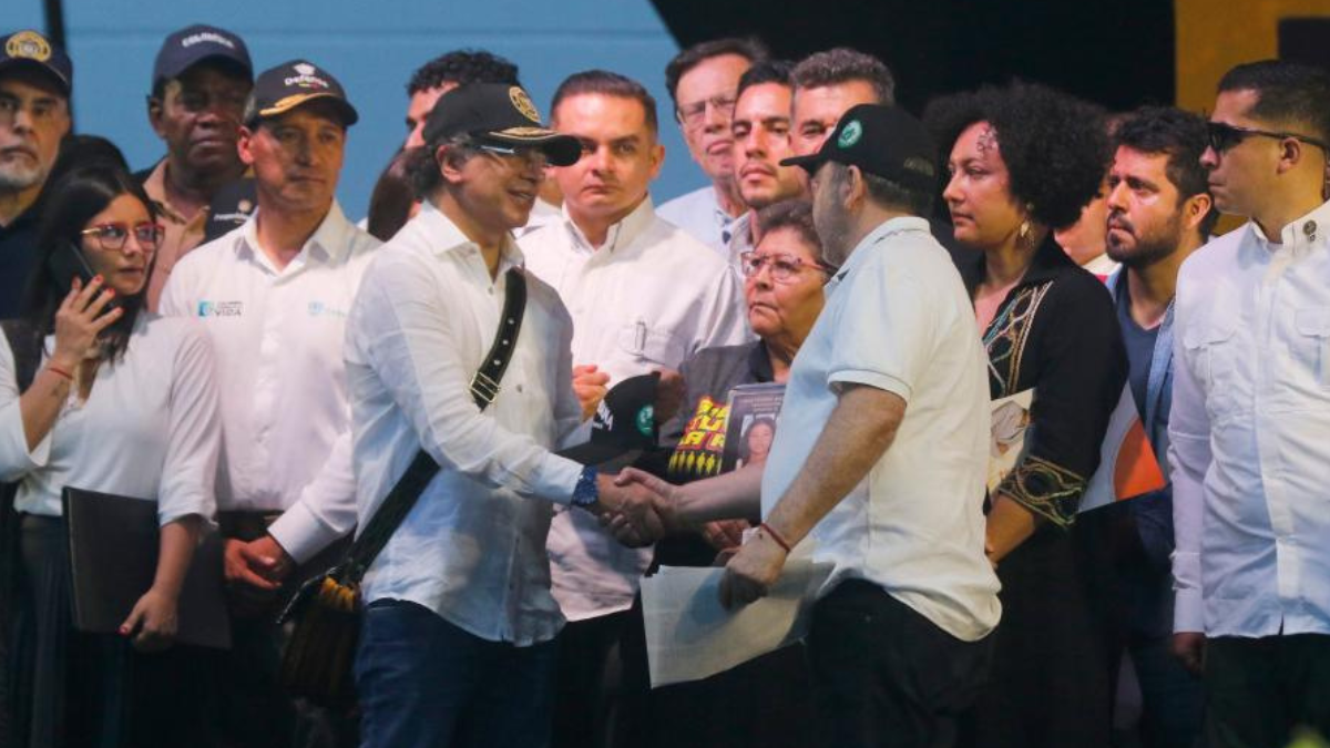 polemica por presencia de jefes de bandas criminales en evento de petro en medellin pidieron marco juridico al presidente web 74