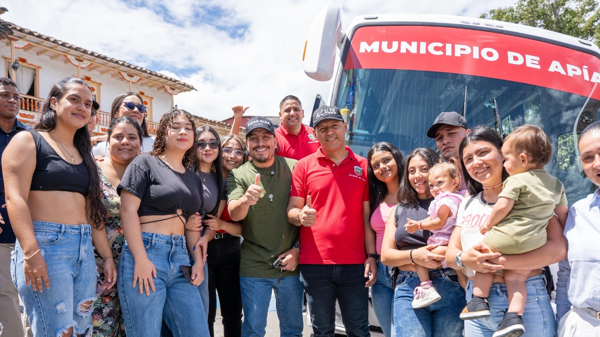 gobernacion de risaralda y alcaldia de apia entregan bus universitario y ambulancia 4x4 para fortalecer educacion y salud en el municipio copia de web 2025 07 15t194833.022