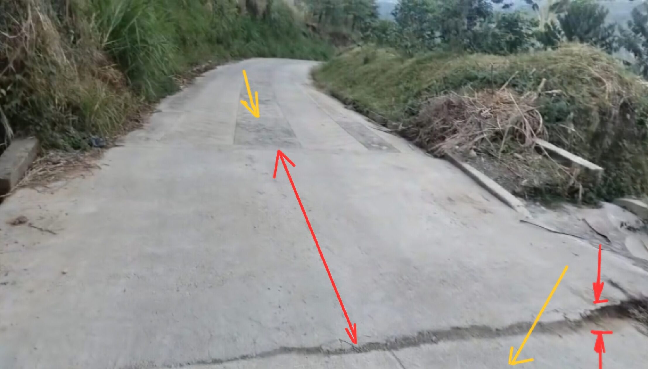 Placas huellas en Santa Rosa, nuevas y ya están agrietadas y con remiendos, y el contrato es de $17.000 millones 8 placas huellas en santa rosa nuevas y ya estan agrietadas y con remiendos y el contrato es de 17 000 millones 1000028147 scaled e1758666484683