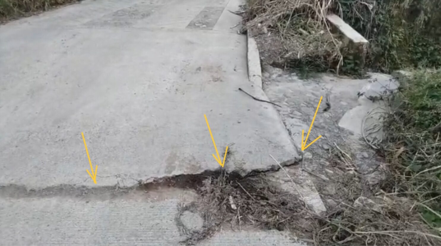 Placas huellas en Santa Rosa, nuevas y ya están agrietadas y con remiendos, y el contrato es de $17.000 millones 7 placas huellas en santa rosa nuevas y ya estan agrietadas y con remiendos y el contrato es de 17 000 millones 1000028148 e1758666653826
