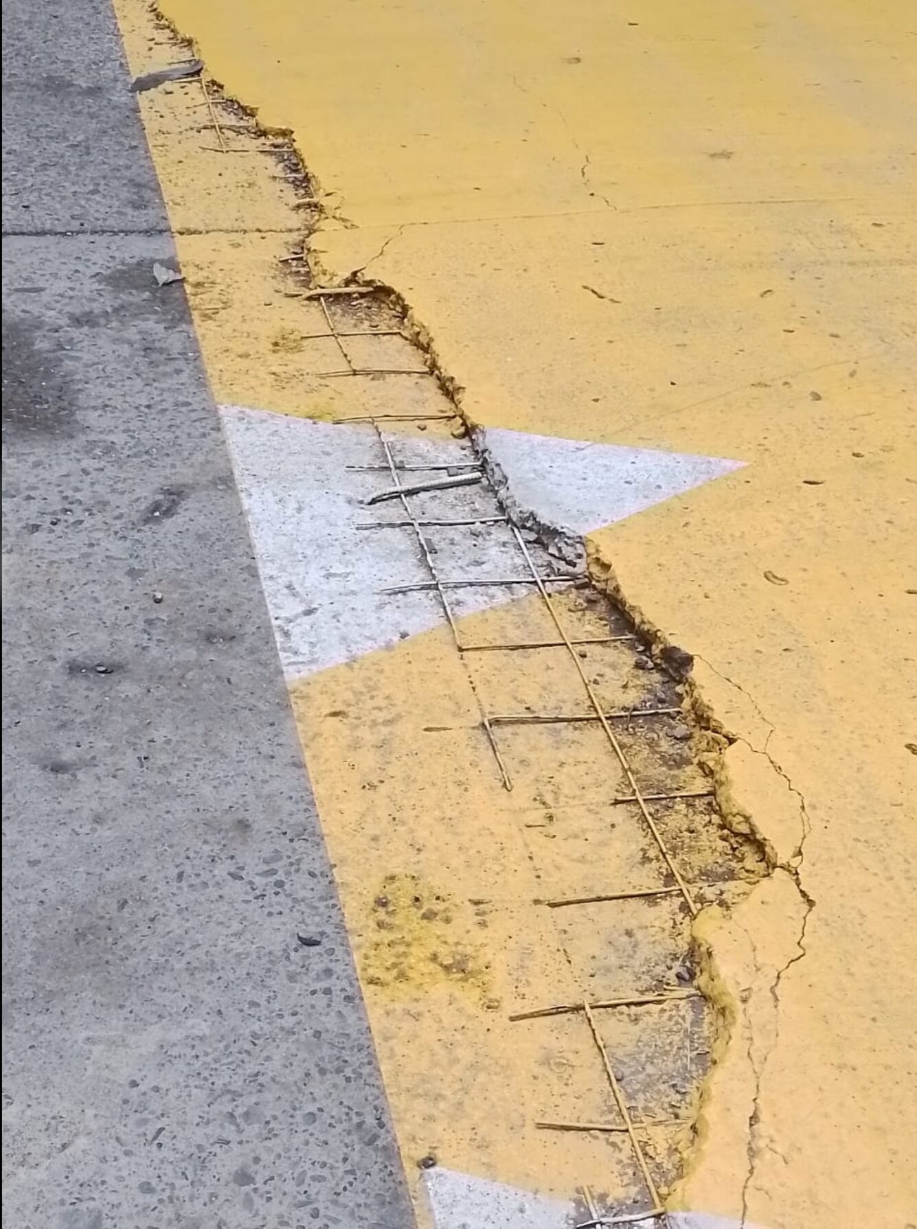 Alcalde de Guática aporta $376 millones y Asomur $5 millones, y recibe señales viales borrándose y en huecos 5 alcalde de guatica aporta 376 millones y asomur 5 millones y recibe senales viales borrandose y en huecos 1000029321 e1761766847794