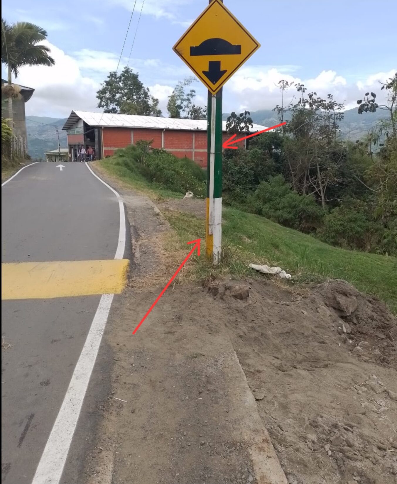 Alcalde de Guática aporta $376 millones y Asomur $5 millones, y recibe señales viales borrándose y en huecos 15 alcalde de guatica aporta 376 millones y asomur 5 millones y recibe senales viales borrandose y en huecos 1000029333 e1761767181447